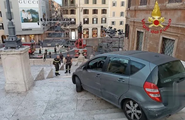 Policija v Rimu je morala danes zgodaj zjutraj posredovati, ko je 
81-letni moški iz še neznanega razloga zapeljal po Španskih 
stopnicah, eni najbolj znanih znamenitosti italijanske prestolnice.