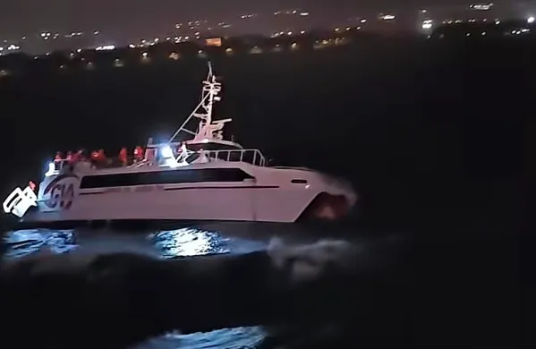 S katamarana evakuirali 43 ljudi (VIDEO)