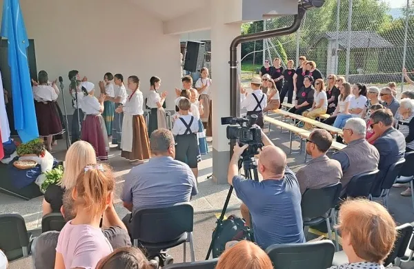 Na Baču so pred kratkim odprli nov vaški dom.