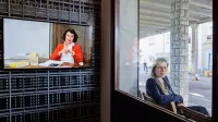 Postavitev Politika mačka pred vrati Ane Čigon vabi v Carinarnico 
do petka. 


