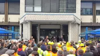 Utrinek s sindikalnega protesta pristaniških žerjavistov, ki so 
izgubili odločujoči  vpliv v svetu delavcev.  