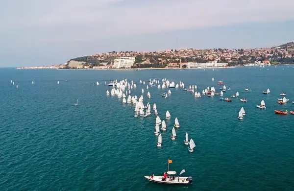 Portorož bo med 26. junijem in 6. julijem gostil svetovno 
prvenstvo v mladinskem jadralnem razredu optimist, ki bo v 
Slovenijo pripeljalo 66 reprezentanc z vseh koncev sveta. 