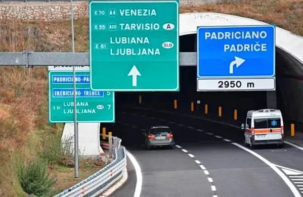 V padriškem predoru se je danes ponoči zgodila huda prometna 
nesreča, v kateri je umrl 32-letni turški državljan.