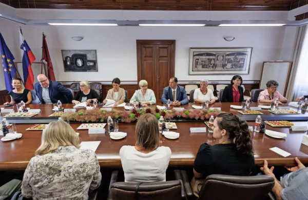 Delovni zajtrk predsednice s predstavniki prostovoljcev in zaposlenih, ki delujejo na področju skrbi za ranljive skupine 
prebivalstva.