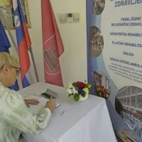 Vpis v knjigo gostov sežanske bolnišnice