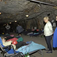 Predsednica si je skupaj z direktorico bolnišnice Vanjo Debevec 
(desno) ogledala tudi   umetni rov iz časa druge svetovne vojne, v 
katerem  izvajajo zdravstvene programe za bolnike s kroničnimi 
obolenji dihal.
