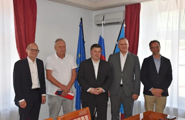 

V Kanalu so spregovorili,  od leve: Tomaž Vuk, Bogomir Bavdaž,  
Miha Stegel, minister  Bojan Kumer in državni sekretar Uroš  
Vajgl.