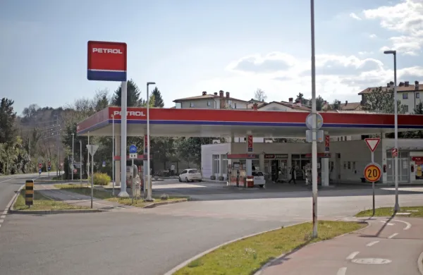  Petrol je zaradi nove regulacije cen pogonskih goriv sprejel več 
ukrepov.
