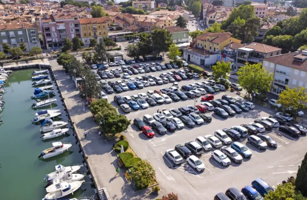 Izolski občinski svet je na četrtkovi seji potrdil cenik in režim 
parkiranja na plačljivih parkiriščih.