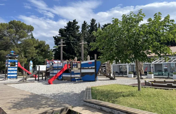 Plaža pod Adrio oziroma sosednji kamp ima tudi igrala, kjer se bodo lahko zabavali tudi najmlajši obiskovalci. 

