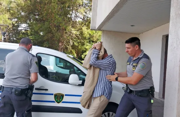Boštjan Tomažič   je  sodnico  prosil  za  milost,  pred  fotoaparati  pa  se 
je  skrival. 