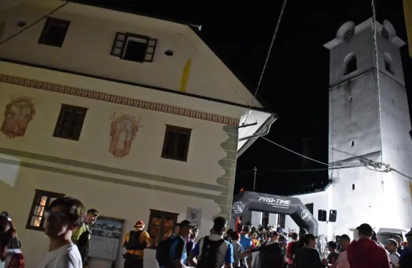 Središče Podbrda so včeraj preplavili udeleženci festivala gorskega teka.