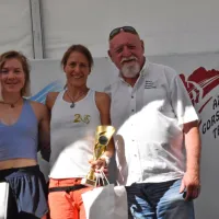 Nekdanja alpska olimpijka Meta Hrovat je na DP prišla celo do 
srebra. Na fotografiji je v družbi bronaste Vesne Dolenc in 
ustanovitelja festivala v Podbrdu Jožeta Dakskoblerja.