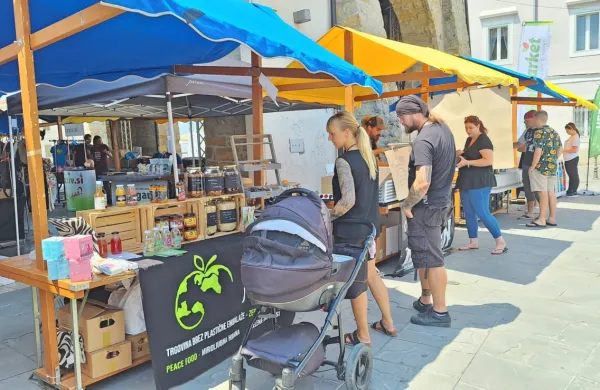 Taverna gosti živalim prijazno tržnico Slovenskega veganskega dru&scaron;tva