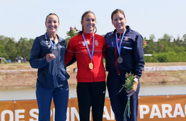 Anja Osterman (levo) srebrna na EP na 200 m, v družbi zlate Anne Lucz in bronaste Milice Novaković.  