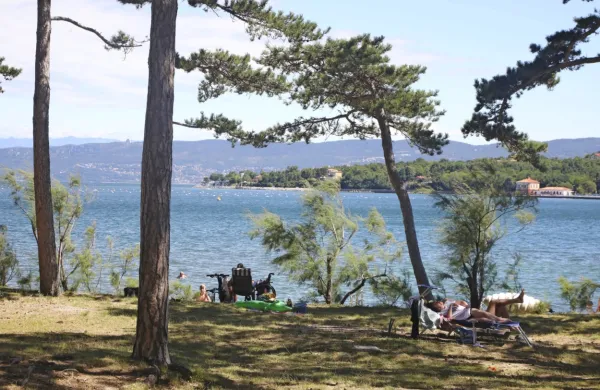 Na plaži na Debelem rtiču se je otrok ustrašil, da  ga  bosta ženski 
odpeljali, a se je izkazalo, da sta ga le želeli potolažiti. Fotografija 
je simbolična.