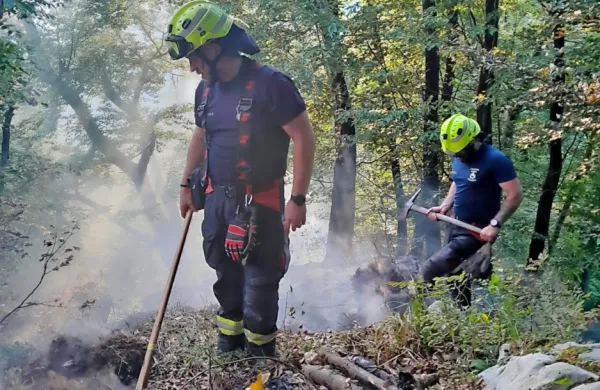 Tolminski gasilci že nekaj dni z motikami prekopavajo kamnito 
pobočje Žabijskega vrha.