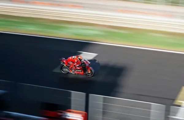 Evropska komisija je lastnikom formule 1 Liberty Media dovolila 
nakup svetovnega prvenstva motoGP, ki je trenutno v lasti Dorna 
Sports SL.