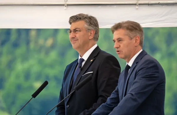  Slovenski in hrvaški premier Robert Golob (desno) in Andrej 
Plenković 