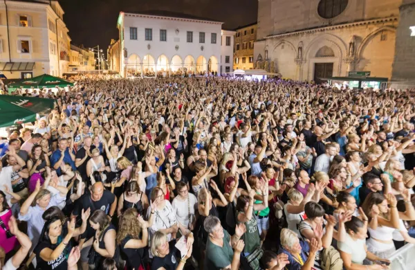 Caprisov koncert: publika je dobro sprejela novega vokalista Parnega Valjka