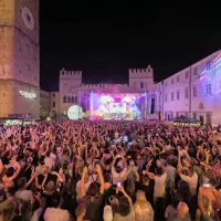 Caprisov koncert: publika je dobro sprejela novega vokalista Parnega Valjka