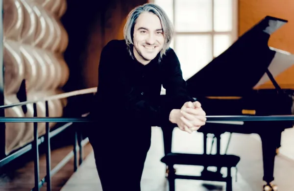 Programski vodja festivala je pianist Alexander Gadjiev