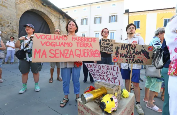 Koper proti oboroževanju: protest proti militarizmu, Natu in kapitalizmu (FOTO)