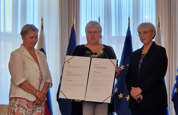 Med prejemniki priznanj je tudi Alenka Zgaga (v sredini), ki je od 
leta 1997 prostovoljka v Baški grapi.