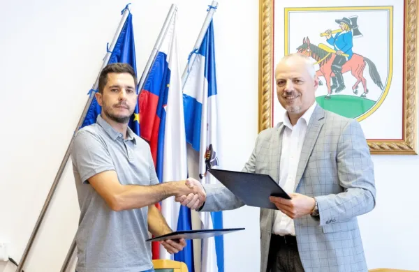 Na &scaron;tirih javnih objektih sončne elektrarne