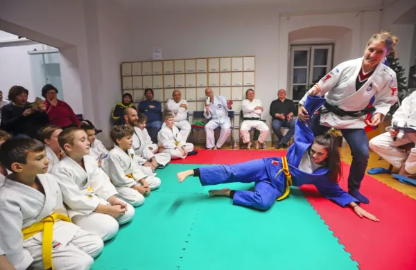 Olimpijsko šampionko danes redno vabijo v razne ustanove, kjer 
popularizira judo.