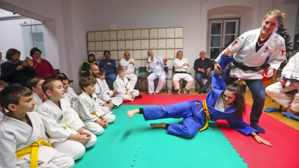 Olimpijsko šampionko danes redno vabijo v razne ustanove, kjer 
popularizira judo.
