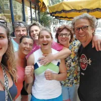 Spomin na lanskoletno pariško veselje: Andreja  na pariškem trgu s starši in družinskimi prijatelji.