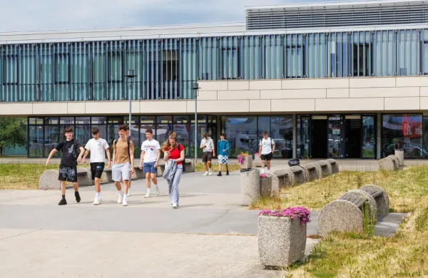 Osnovno šolo je v tem šolskem letu obiskovalo več kot 191.900 
učenk in učencev, srednjo šolo pa okoli 84.100 dijakinj in 
dijakov.