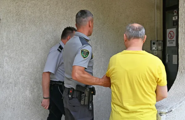 Obtoženi  moški  (na  fotografiji  v  rumeni  majici)  očitke tožilstva,  da je  spolno zlorabljal  svoje  tri hčerke,  ves  
čas  sojenja vztrajno zanika. 