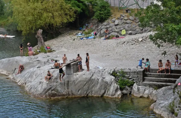 Na kopališču na Slapu ob Idrijci ni hude gneče, na njem in ob njem 
pa je mogoče početi marsikaj.