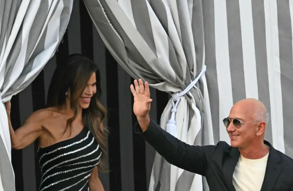  Jeff Bezos  in   Lauren Sanchez sta v Benetke  prišla v sredo.  