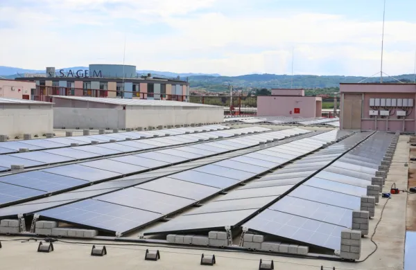 Koprska garažna hiša Sonce  je primer želenih postavitev sončnih 
elektrarn na strehah večjih objektov.