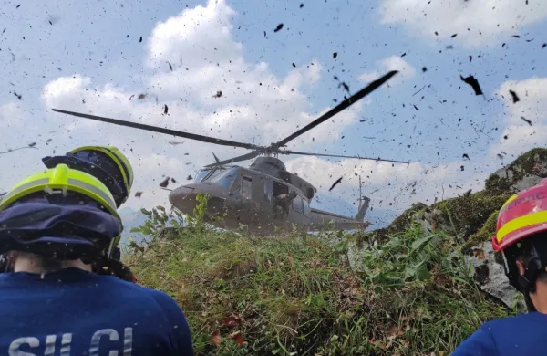 Včeraj so na vrhu hriba postavili bazen, ki ga je vojaški helikopter 
polnil z vodo. 