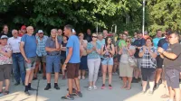 Krajani Črnega Vrha so na shodu po zapori bencinskega servisa   
obsodili nizkotno potezo Petrola, Vlado pa pozvali naj preneha 
zanemarjati podeželje.