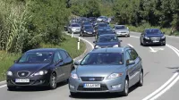  Realizacija  hitre ceste Koper–Dragonja se še naprej vleče kot 
kolona  na razgretem asfaltu.   