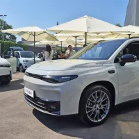 Večji križanec C10 je na voljo  izključno z električnim motorjem ali 
pa v kombinaciji električnega in bencinskega motorja, kjer slednji 
nima fizičnega stika s kolesi.