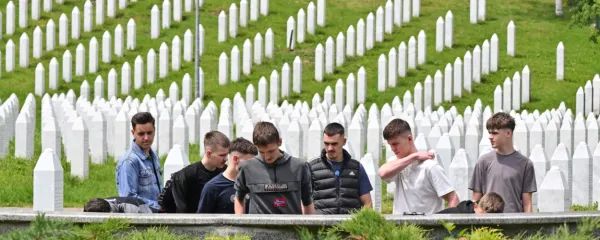 8372 je zadnja, a še ne dokončna številka žrtev strašljivega pokola 
v Srebrenici julija leta 1995.