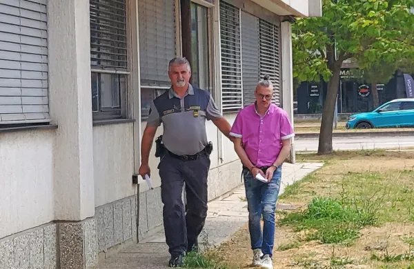 Obtoženi Izolan (desno), ki mu tožilstvo očita poskus uboja, trdi, 
da brata ni hotel ubiti. 