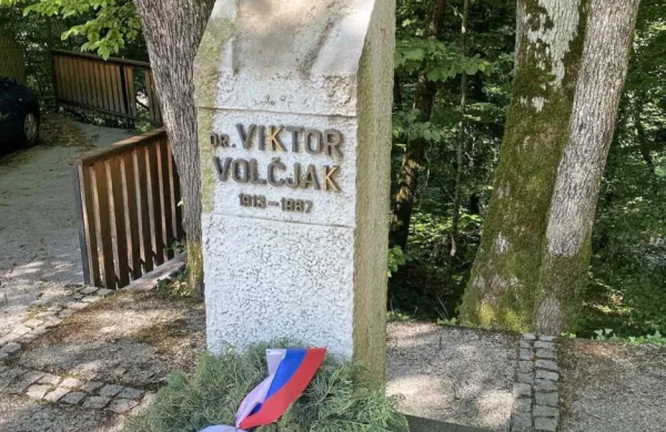 Ukradli bronasti kip pred bolnico Franja