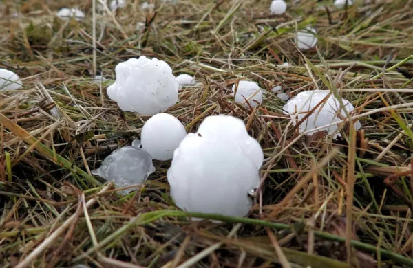    Toča je prizadela tudi  območje Gradca in Tirolsko v sosednji 
Avstriji. 