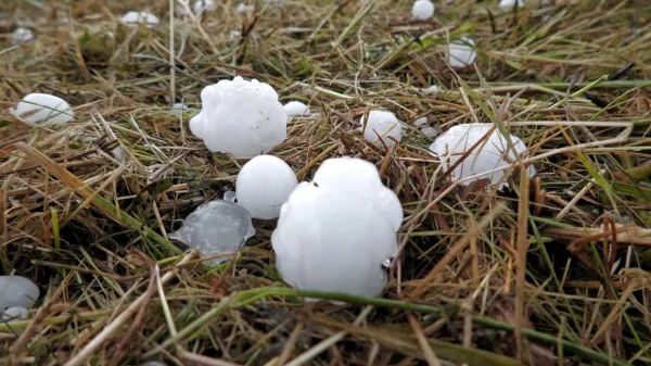    Toča je prizadela tudi  območje Gradca in Tirolsko v sosednji 
Avstriji. 