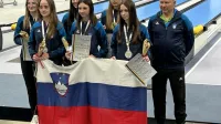 Slovenska dekleta (s koprsko četverico) s srebrnimi kolajnami za ekipni uspeh