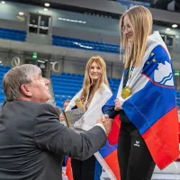 Tina Kranjec z zlato medaljo za zmago na SP U-19 v disciplini 
sprint