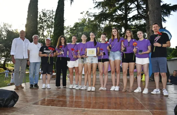 Ankaranskim odbojkaricam je priznanje izročil Metod Ropret, 
predsednik slovenske odbojkarske zveze (levo na fotografiji).