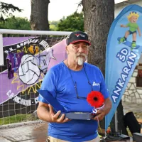 Edi Šuber s priznanjem za dolgoletno predano delo v športu.